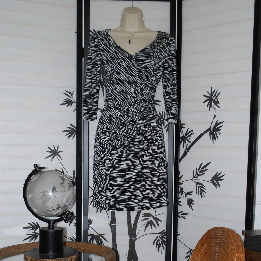 🌟Elevate Your Style with this Charming dress from Arthur S Levine for Tahari 🌟